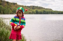 Чарівна дівчина стоїть біля річкової риболовлі — стокове фото