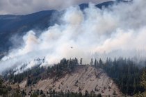 Hélicoptère survolant un incendie de forêt à Lytton, Colombie-Britannique, Canada — Photo de stock