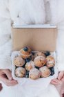 Muffins de arándano para niña - foto de stock