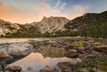 Scenic view of High Meadow Lake at sunrise, Bridger-Teton national forest, wyoming, america, USA — Stock Photo