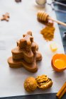 Stack of gingerbread men over table with honey — Stock Photo