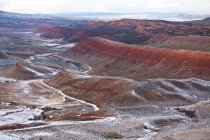 Vista panorámica de la carretera sinuosa a través del paisaje del desierto, Wyoming, América, EE.UU. - foto de stock