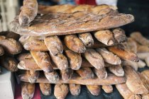 Взгляд на свежие буханки хлеба — стоковое фото