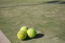 Vue rapprochée des balles de tennis sur un court de tennis — Photo de stock