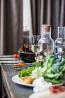 Cozze, verdure, vino e acqua in tavola — Foto stock