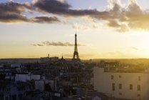 Tour Eiffel et horizon de la ville au coucher du soleil, Paris, France — Photo de stock