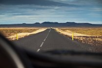 Vista di una strada dall'interno di una macchina, Islanda — Foto stock