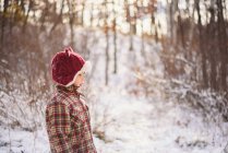 Retrato de um menino de pé na neve no dia ensolarado de inverno — Fotografia de Stock