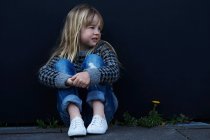 Mädchen umarmt ihre Knie — Stockfoto