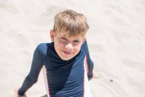 Мальчик сидит на пляже, Несебр, Болгария — стоковое фото