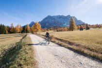 Жінка на гірських велосипедах в регіоні Доломітові Альпи, Південний Тироль, Італія — стокове фото