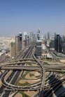 Vista aérea de rascacielos y autopistas, Dubai, Emiratos Árabes Unidos - foto de stock