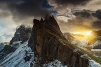 Vista panorámica del majestuoso Monte Odle, Dolomitas, Italia - foto de stock