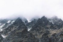 Мальовничий вид на гори Татри в туман, Словаччина — стокове фото
