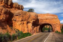 Мальовничий вид на червоний Каньйон Arch тунель, Діксі National Forest, штат Юта, Америка, США — стокове фото