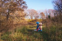 Ragazza baciare il suo cane cucciolo golden retriever — Foto stock