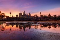 Vista panorámica del amanecer sobre Angkor Wat, Siem Reap, Camboya - foto de stock