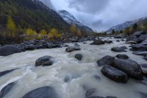Vista panorâmica do rio que flui através do vale na chuva, Suíça — Fotografia de Stock