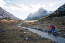 Mulher de bicicleta de montanha, Dolomites, Tirol do Sul, Itália — Fotografia de Stock
