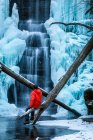 Людина сидить біля замерзлого водоспаду, Маттіессен Стейт Парк, Іллінойс, Америка, Уса — стокове фото