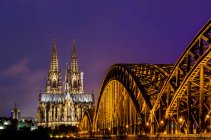 Vista panorámica del puente Hohenzollern por la noche, Koln, Alemania - foto de stock