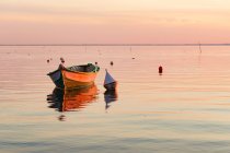 Boot bei Sonnenuntergang, gironde, Frankreich — Stockfoto
