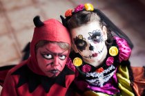 Menino e menina em trajes de vestido fantasia de Halloween — Fotografia de Stock