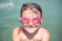 Retrato de uma menina usando óculos de natação, Nesebar, Bulgária — Fotografia de Stock