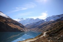 Vista panoramica sul maestoso lago di montagna, Svizzera — Foto stock