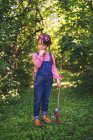 Дівчина стоїть в лісі з рибальським стрижнем — стокове фото