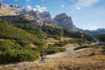 Вид сзади женщины на горный велосипед, Доломиты, Южный Тироль, Италия — стоковое фото