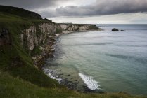 Vista panorâmica de Carrick-A-Rede Cliffs, Ballintoy, Irlanda do Norte, Reino Unido — Fotografia de Stock
