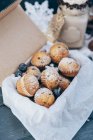 Schachtel mit Blaubeer-Muffins, Nahaufnahme — Stockfoto