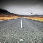 Vista sul livello della superficie della strada diritta vuota, Islanda — Foto stock