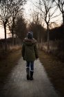 Chica caminando por sendero, Dinamarca - foto de stock