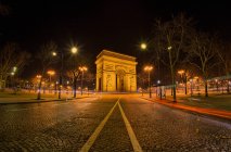Scenic view of Arc de Triomphe at night, Paris, France — Stock Photo