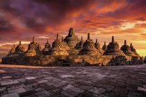 Vista panorâmica do nascer do sol em Borobudur, Magelang, Java Central, Indonésia — Fotografia de Stock