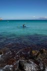 Hombre Kayak en el mar Mediterráneo, Tarifa, Cádiz, Andalucía, España - foto de stock