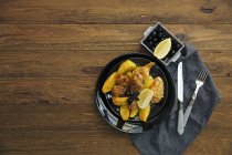 Pollo arrosto con patate arrosto e olive, vista dall'alto — Foto stock