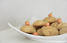 Vue rapprochée de biscuits orange savoureux sur une assiette — Photo de stock