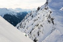 Hombre Esquí en montañas cubiertas de nieve, Austria - foto de stock