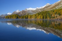 Scenic view of Lake and mountain landscape, Engadin valley, Graubunden, Switzerland — Stock Photo