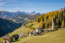 Vista panorámica del pueblo de Wengen, Tirol del Sur, Italia - foto de stock
