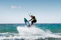 Man kitesurfing com prancha de surf sem alças, Los Lances Beach, Tarifa, Cádiz, Andaluzia, Espanha — Fotografia de Stock