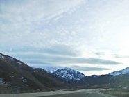 Vista panorámica de la carretera a través del paisaje de montaña, Utah, América, EE.UU. - foto de stock