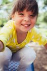 Портрет усміхненої дівчини на дитячому майданчику — стокове фото