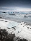Vista panorámica de témpanos de hielo flotando en la laguna de Jokulsarlon, vatnajokull, Islandia - foto de stock
