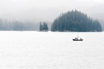 Рибний човен у тумані поблизу Джуно, Аляска, Америка, США — стокове фото