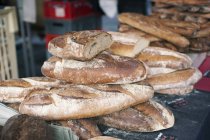 Vista de primer plano de los panes frescos - foto de stock