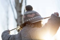 Mädchen zieht ihren Strickmützenhut — Stockfoto